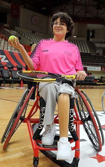 6 Şubat'ta uzuvlarını kaybedenler tenis kortunda