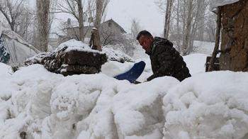 Van'da mart ayının sonunda kar yağışı