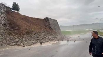 Şırnak'ta istinat duvarının yıkıldığı anlar kamerada