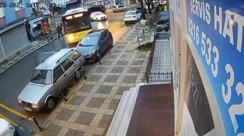 Ümraniye'de İETT otobüsü park halindeki otomobillere çarptı; kaza kamerada