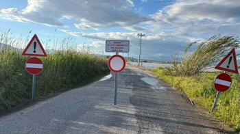 Menderes taştı, yol ulaşıma kapandı