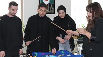 Gönüllü yaptığı görme engelli kitap seslendirmesinden sonra hayatını engelli bireylere adadı