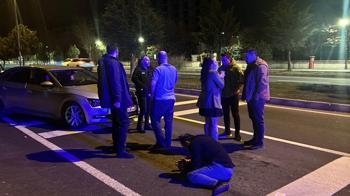 Kırmızı ışıkta bekleyen otomobile çarpan alkollü sürücüyü çevredekiler darbetti