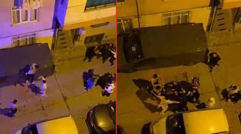 Sultangazi'de bir kişinin yaralandığı kavgadan kurtulmak için minibüsün üzerine çıktı