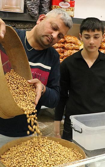 Çırak bulamayan leblebiciler, mesleği çocuklarıyla yaşatmaya çalışıyor