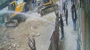 Zeytinburnu'nda inşaattan beton parçası düştü; 6 yaşındaki çocuk öldü