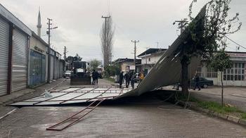 Aydın'da fırtına nedeniyle iş yerinin çatısı uçtu