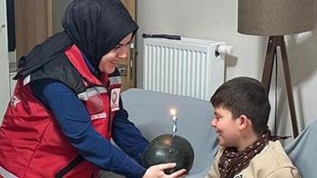 Pastaya alerjisi olan otizmli Egecan'a karpuzlu doğum günü kutlaması