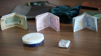 Otobüste unutulan içinde 600 bin liralık altın ve bir miktar para olan çanta sahibine ulaştırıldı