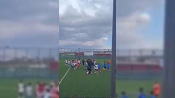 U-14 liginde futbolcuların maç sonu tekmeli yumruklu kavgası kamerada