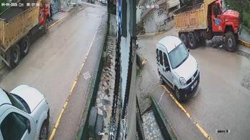 Çalışır halde bırakılan hafriyat kamyonu hareket edip kaldırımdaki yayaya çarptı; kaza kamerada