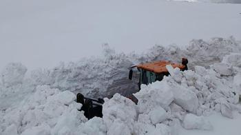 Erzincan’da 4 metreyi aşan karla mücadele