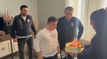 Çekmeköy’de Down sendromlu Melik’e polislerden sürpriz doğum günü