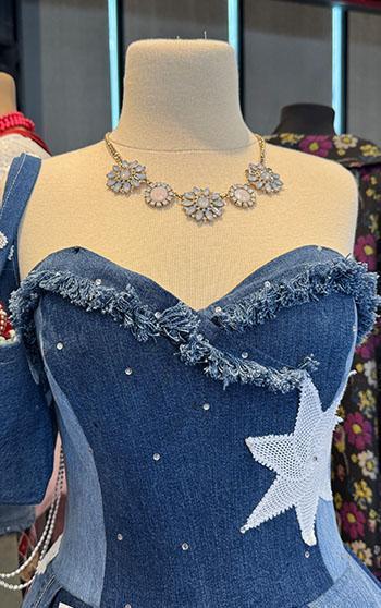 Atık kot pantolonlardan elbise, pazar arabası ve kadın çantaları üretti