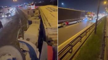 Tuzla TEM Otoyolu'nda TIR devrildi; trafik yoğunluğu oluştu