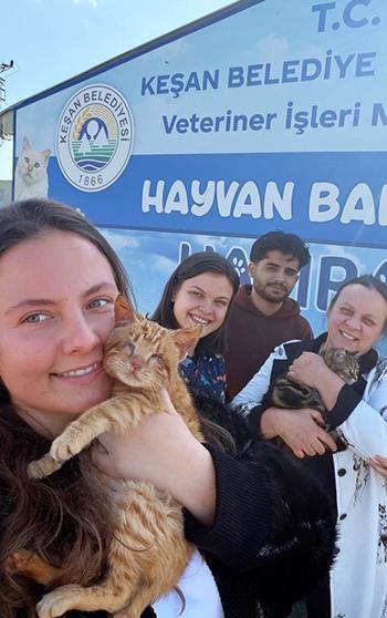 Bakımevinde tedavileri tamamlanan engelli kedileri, anne ve kızı sahiplendi