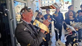 Emekliye ayrılan 40 yıllık öğretmen alkışlarla uğurlandı