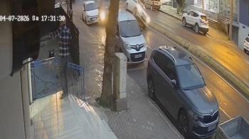 Otomobilin araçlara çarpıp, markete girdiği kaza kamerada