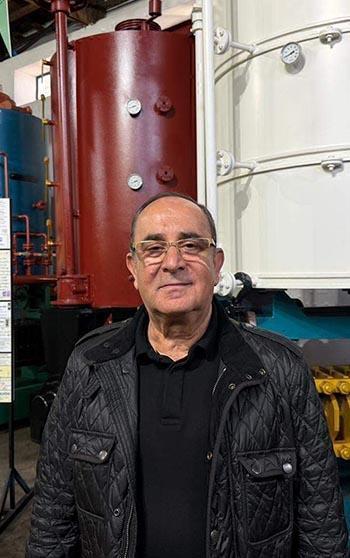 Bir bölümünü müzeye dönüştürdüğü 97 yıllık fabrikada, eski makineleri sergiliyor