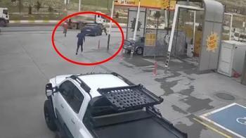 El freni çekilmeyince hareket eden otomobili çevredekiler durdurdu; o anlar kamerada