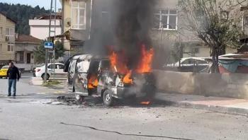 Ataşehir'de hafif ticari araç alev alev yandı