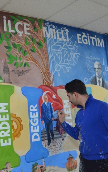 İşitme engelli öğretmen, ‘Türkiye Yüzyılı Maarif Modeli’ müfredatını duvara resmetti