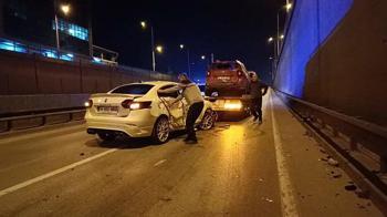 Bursa'da 2 otomobil ve midibüsün karıştığı kazada 6 kişi yaralandı