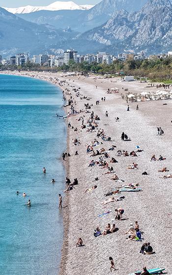 Konyaaltı Sahili'nde yoğunluk