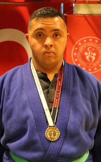 Antrenörünün futsalda keşfettiği Down sendromlu Samet, judoda 2 yıl Türkiye şampiyonu oldu