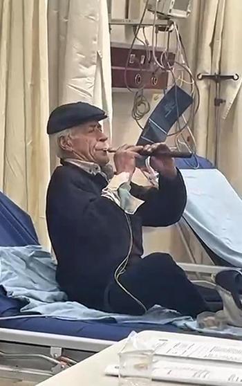 ‘Acımı hafifletiyor’ deyip acil serviste zurna çaldı