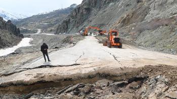 Hakkari- Van kara yolunda heyelan; ulaşım kontrollü sağlanıyor