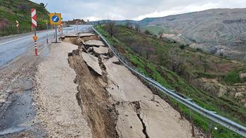 Siirt’te heyelan nedeniyle kara yolunda çökme meydana geldi