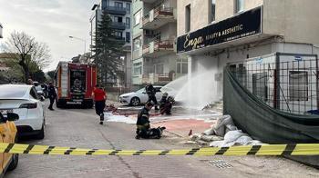 Binanın doğal gaz kutusundaki patlamada otomobil hasar gördü