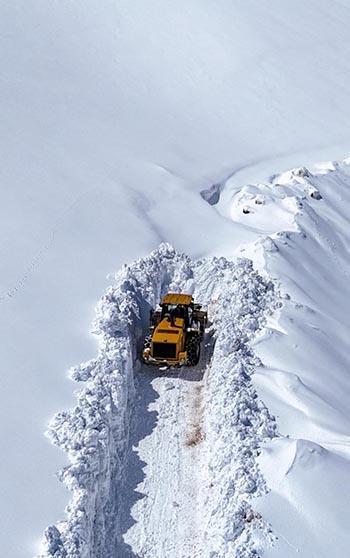 Muş'ta nisan ayı ortasında karla mücadele