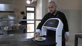 Edirne’de üniversitenin sosyal tesislerinde robot garson dönemi