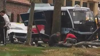 Beyoğlu'nda dolmuş bariyerlere çarptı: 5 yaralı