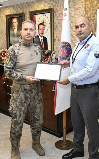 909 bin liralık dolandırıcılığı önleyen güvenlik görevlisine teşekkür belgesi