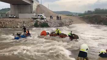 İşçilerini taşıyan traktör dereden geçerken devrildi: 10 işçi vinç yardımıyla kurtarıldı