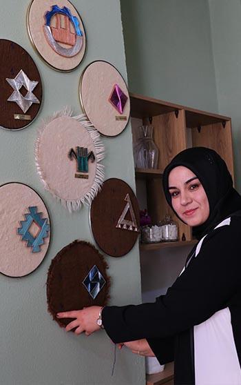 Evinin balkonunda başladığı filografi sanatını açtığı atölyesinde sürdürecek