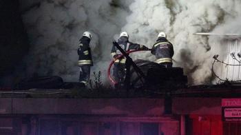 Oto elektrikçi dükkanında yangın: 1’i itfaiye personeli 2 yaralı