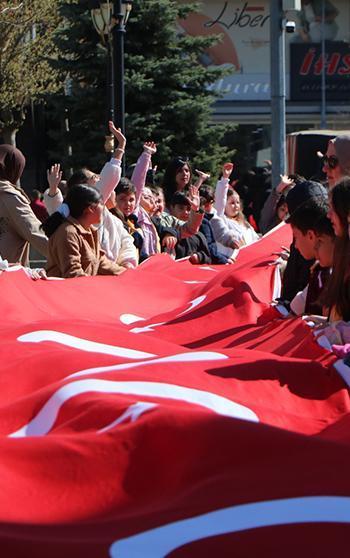 Öğrenci ve velileri ile öğretmenler 200 metrelik Türk bayrağıyla yürüdü