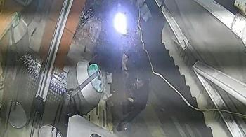 İş yerlerine çarpıp devrilen otomobilin altında kalmaktan son anda kurtuldu