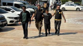 Polisi karşısında gören firari hükümlü, ayakkabısız kaçmaya çalıştı