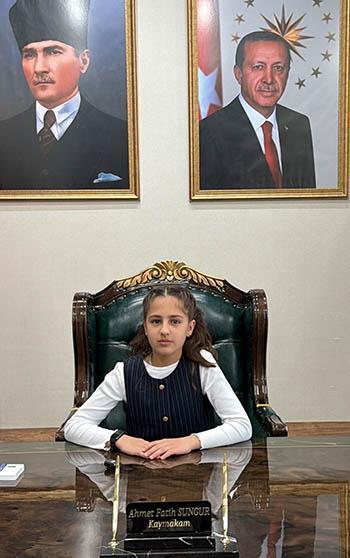 Kaymakam koltuğuna oturan Zeynep: Okullarımızda şiddetin gölgesi değil, sevginin ışığı olsun