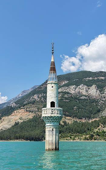 Baraj doldu, eski mahalleden geriye sadece minarenin bir bölümü kaldı