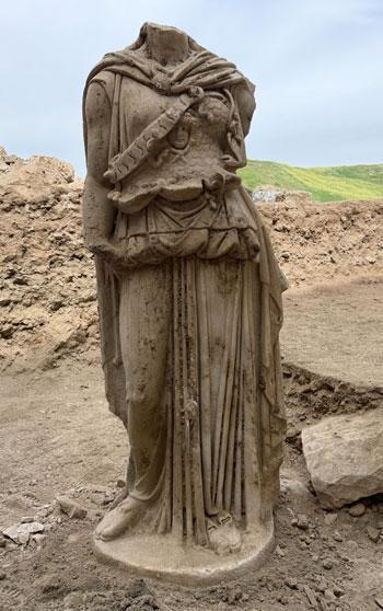 Laodikeia Antik Kenti'nde 2 metrelik Athena heykeli gün yüzüne çıkarıldı