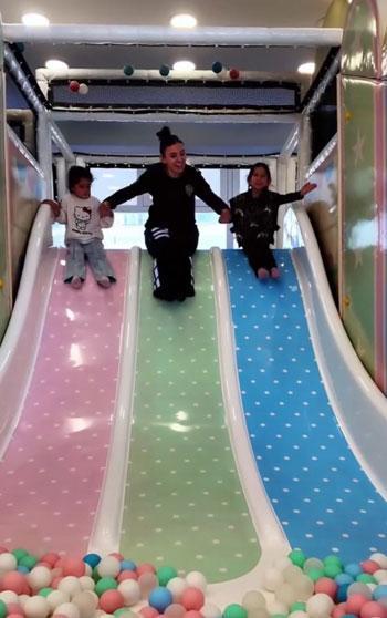 Polisler, ilkokul öğrencilerinin bayramını etkinlikle kutladı