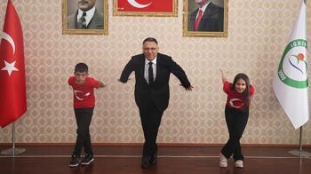 Rektörlük makamını devralan çocuklardan ‘Kartal Dansı’