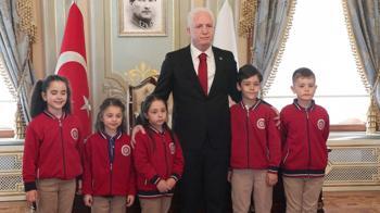 İstanbul Valisi Gül, 23 Nisan'da koltuğunu 2'nci sınıf öğrencisi Asmin Ayşe Aslan'a devretti
