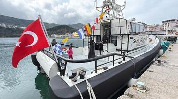 Amasra'da çocuklar sahil güvenlik botunu gezdi